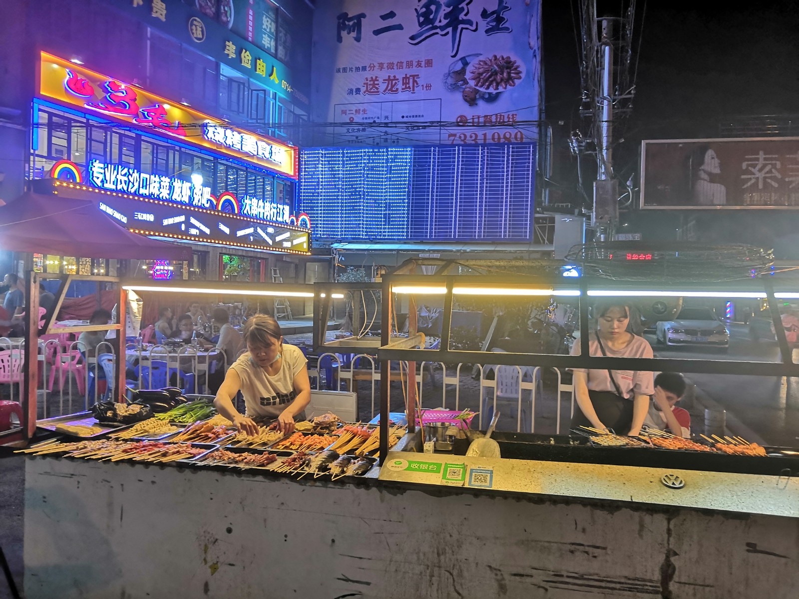 湖北阳新县文化宫路马路夜市上的烧烤摊在忙碌.