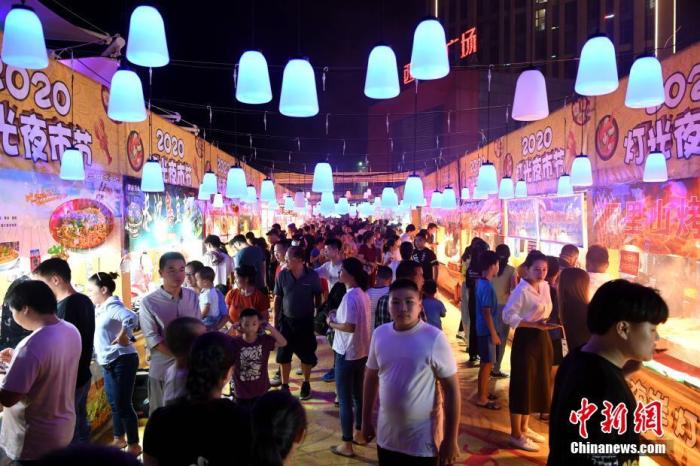 2020年9月12日，福建省福州市闽侯县西海岸广场夜市吸引大批市民前来游逛消费。 中新社记者 王东明 摄
