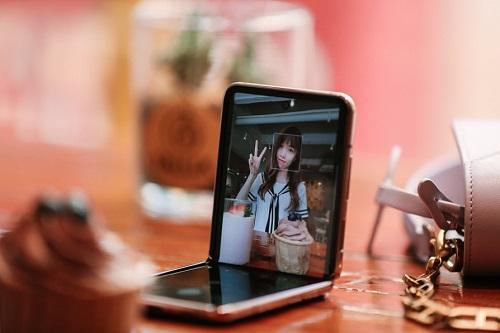三星Galaxy Z Flip 5G拍照强大还时尚便携-中国商网|中国商报社2