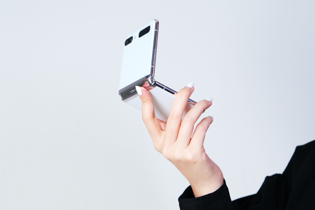 三星Galaxy Z Flip 5G拍照强大还时尚便携-中国商网|中国商报社6