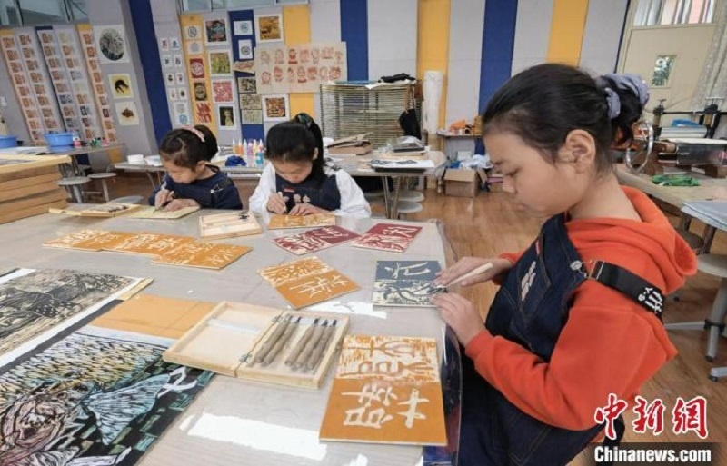 资料图:小学生制作木刻版画 刘玉桃 摄