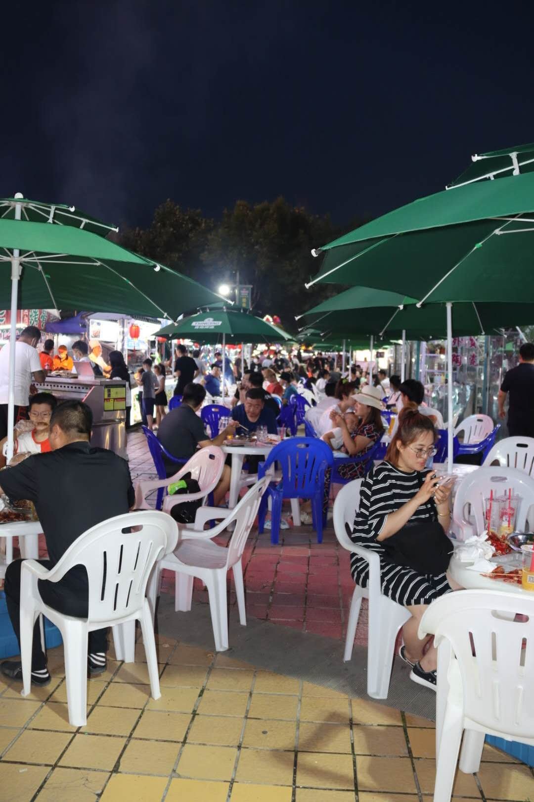 青岛啤酒花园城阳利群夜市开市