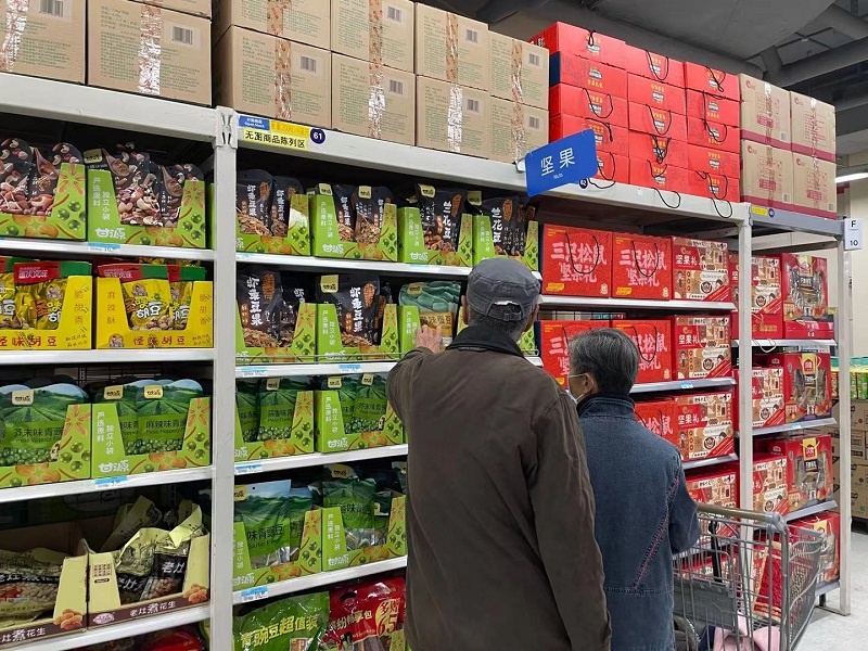 北京市海淀區某沃爾瑪超市的零食展柜.jpg