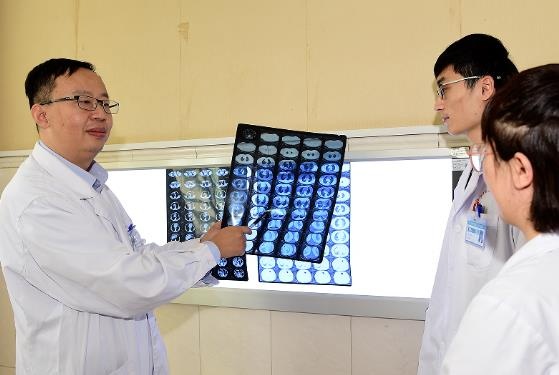 山东济宁市第一人民医院贾建军将先进技术带到英吉沙.jpg