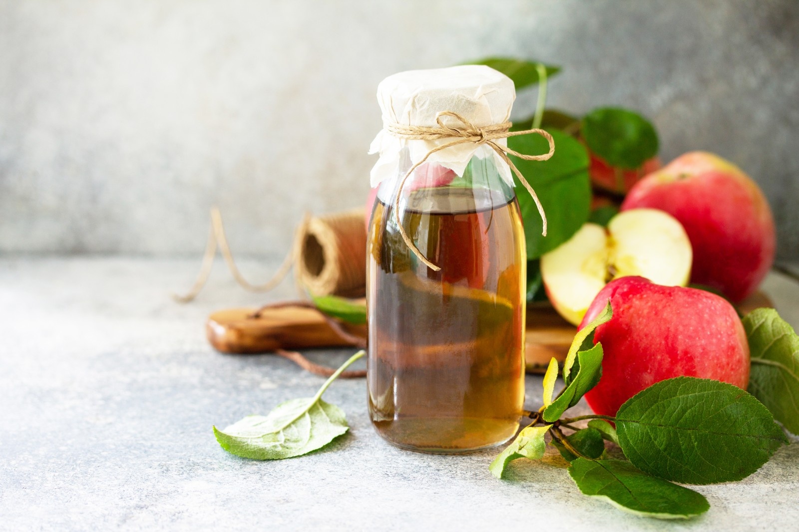 摄图网_506735047_苹果醋健康的有机食品一杯苹果汁醋在轻质柜顶（企业商用）.jpg