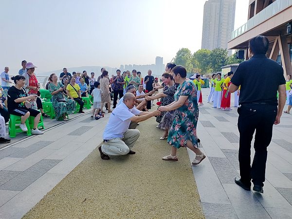 1-4丰都县三合街道王家渡社区开展“浪漫七夕 鹊桥相会”活动.jpg